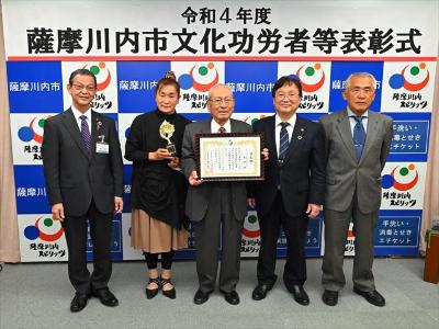 並んで写真に写る本様及び関係者のみなさん、田中市長、藤田教育長の写真