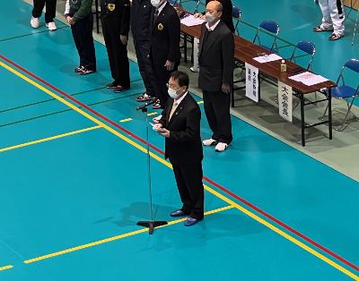 開会式で挨拶する田中市長の写真