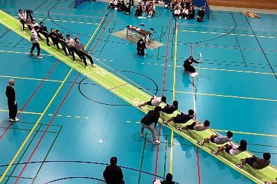 白熱する試合の様子の写真