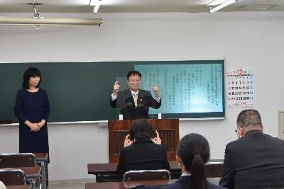閉講式にあたり手話を交えて挨拶する田中市長の写真