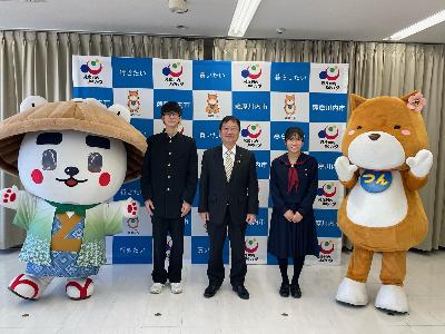 並んで写真に写る実行委員会関係者らと田中市長の写真