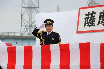 消防隊に敬礼する田中市長の写真