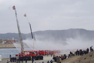 川内川に向かって行われた一斉放水の写真