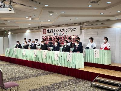 会見に臨む実行委員長、塩田県知事、開催4市長、参加チーム代表者らの写真