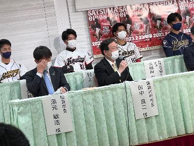 会見で記者からの質問に答える田中市長の写真