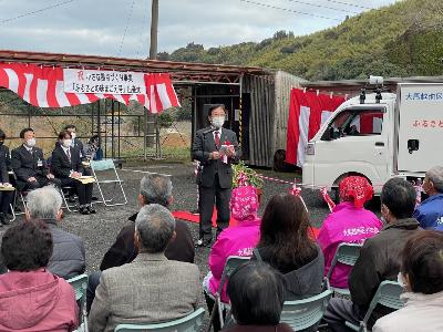 出発式で祝辞を述べる田中市長の写真