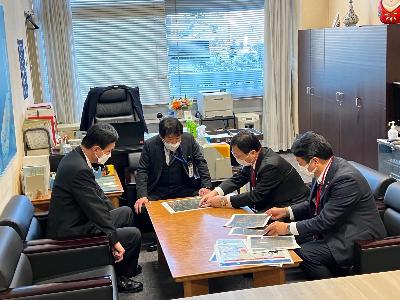 国土交通省の幹部へ要望する小里衆議院議員と田中市長の写真