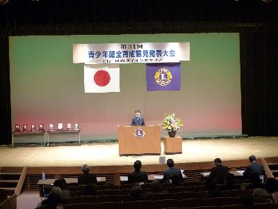 壇上で発表する生徒の写真