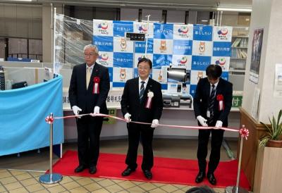 テープカットを行う田中市長らの写真