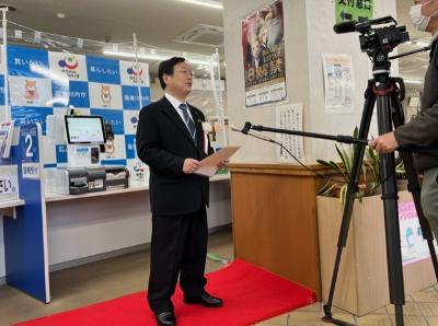 インタビューに答える田中市長の写真