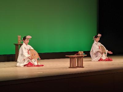 新田神社の巫女による演舞「浦安の舞」の写真