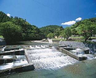 段差が作られた川で水が流れているとうごう五色親水公園の写真