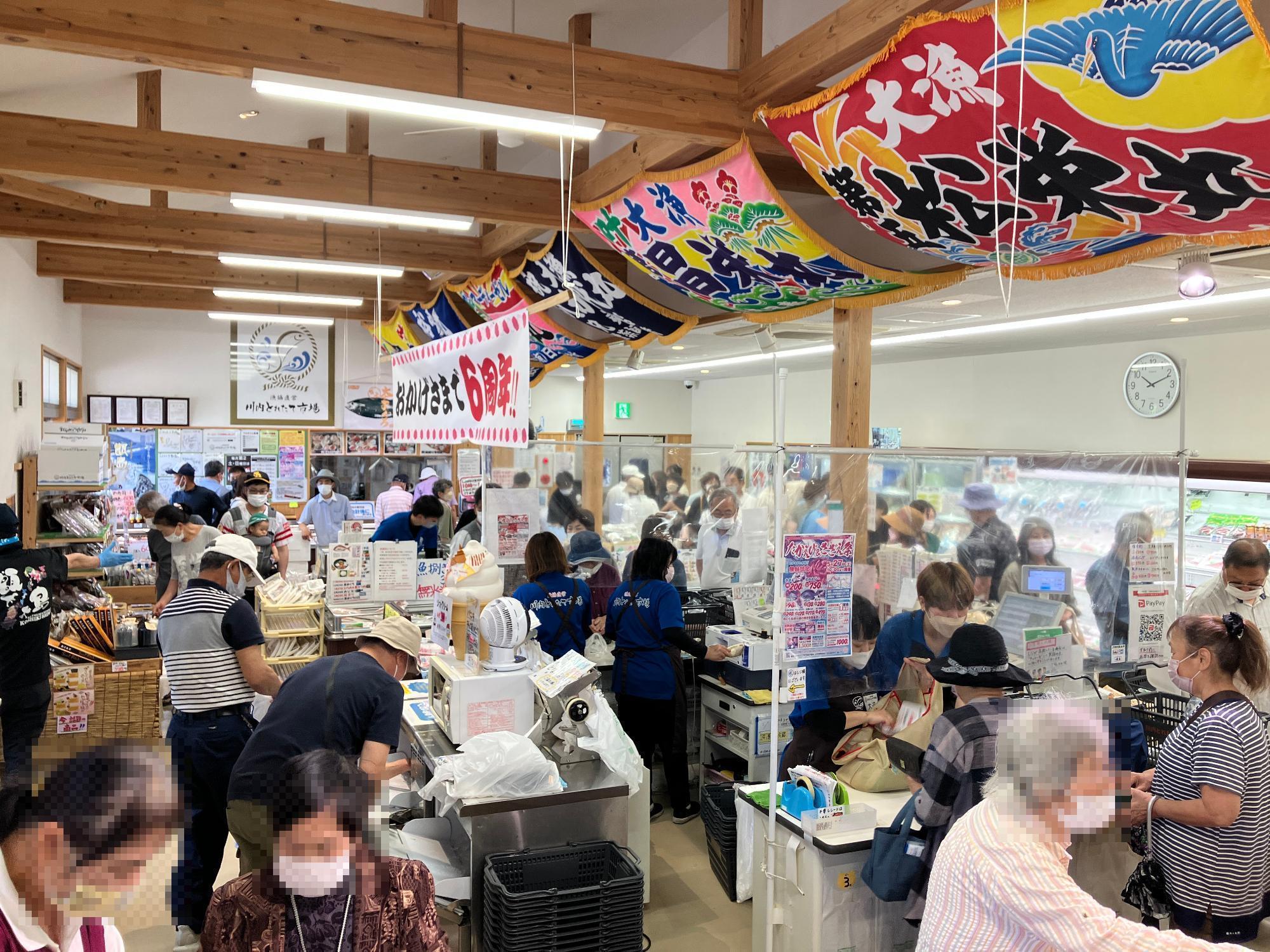 賑わっている店内の様子