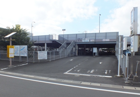 入口の広い2階建て駐車場の写真。市営横馬場駐車場への案内地図を以下に記載しています。
