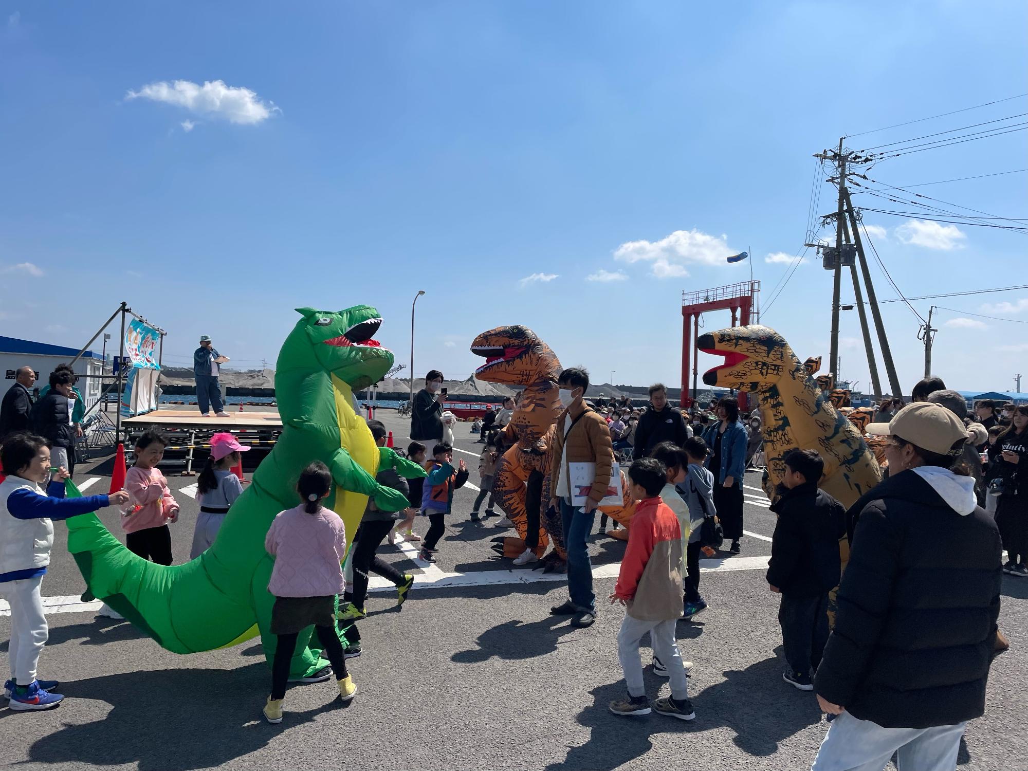 恐竜と遊ぶ子供たち