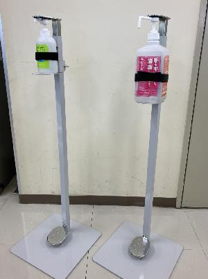 アルコール消毒液がセットされた2台の消毒液スタンドの写真