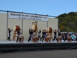 保育園児たちが鉢巻を巻いて和太鼓を叩く写真