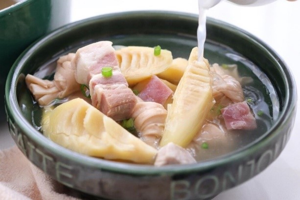 たけのこと塩漬け肉と豚肉の煮込み