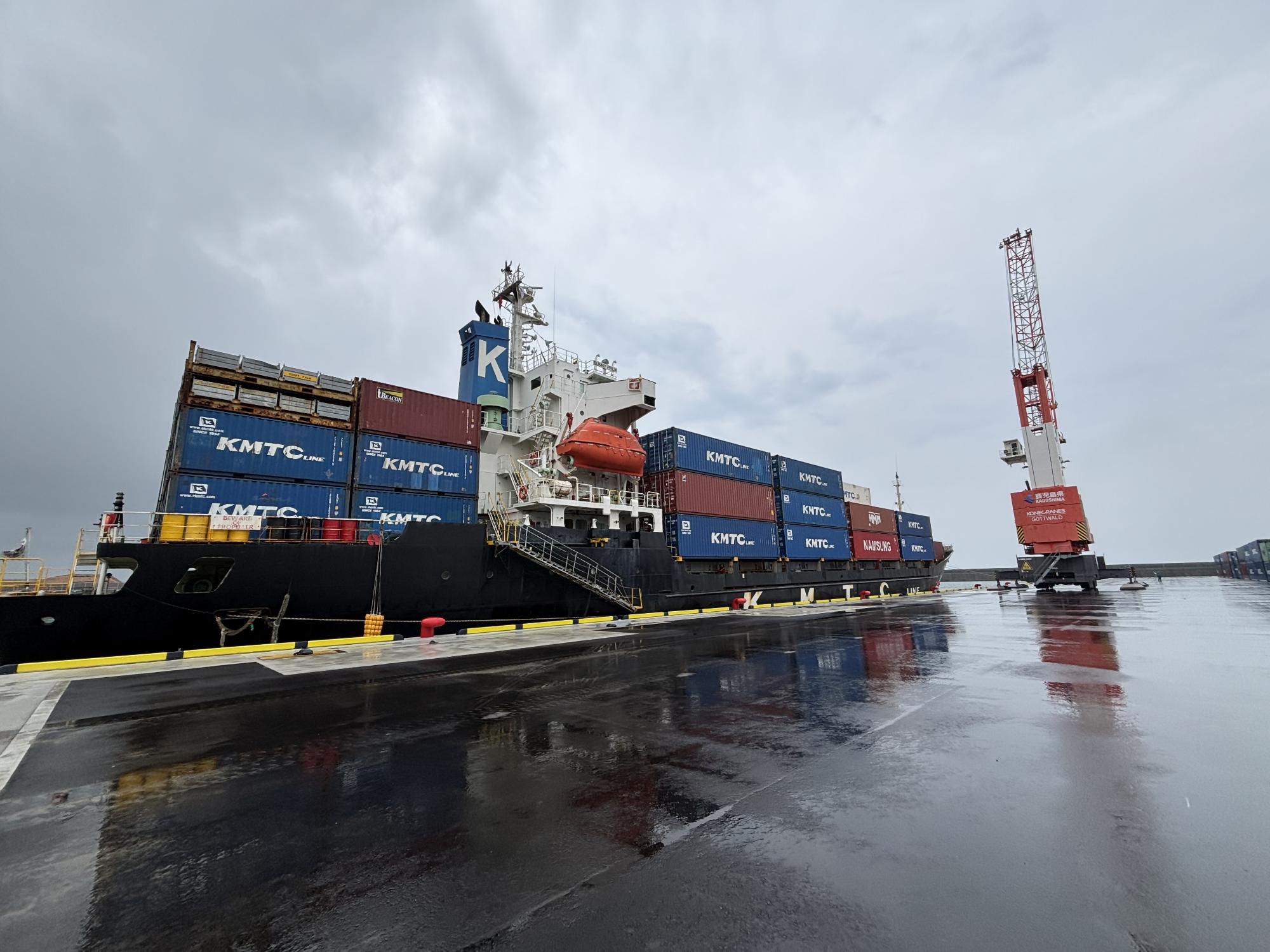 接岸したコンテナ船