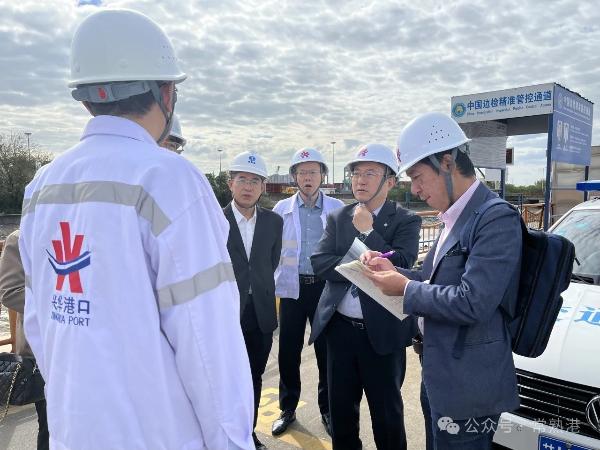 常熟港(興華港)の港湾施設の視察を行いました。
