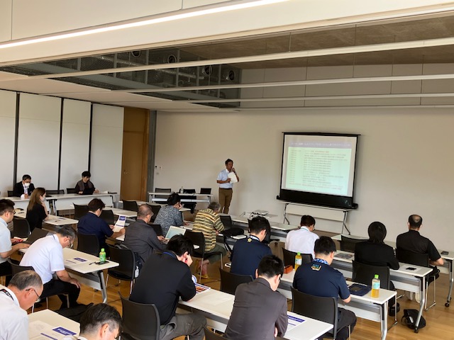 事業報告の様子