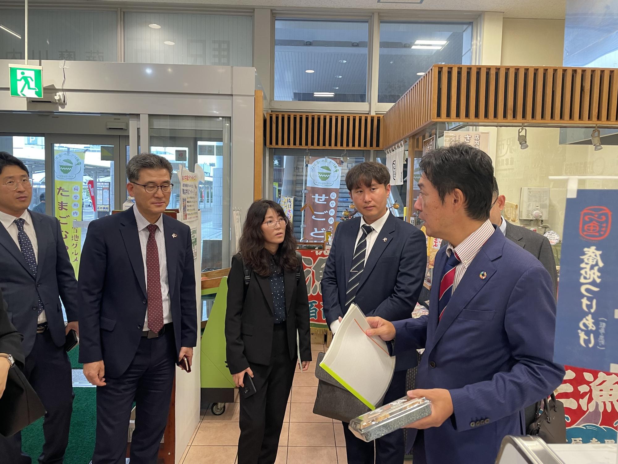 10月29日駅市視察の様子