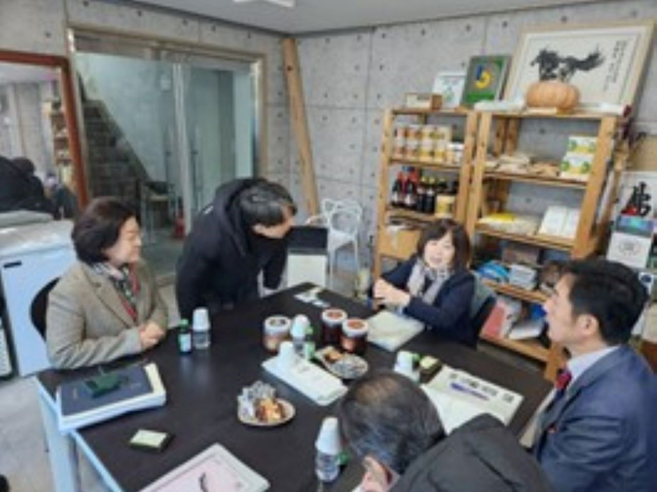 昌寧郡加工食品(コチュジャンなど)生産者との協議の様子