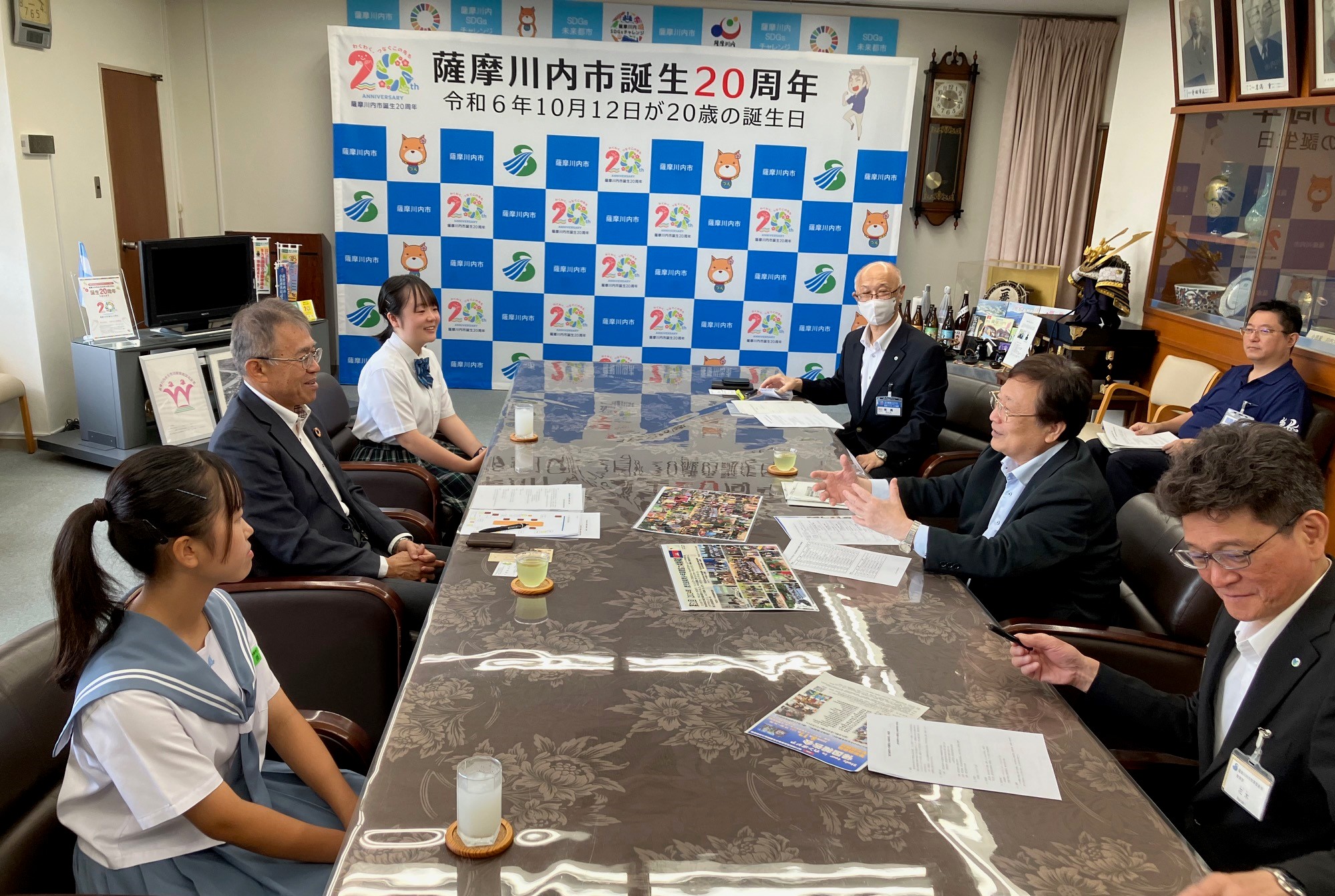 表敬訪問の様子。2団員の体験の話を伺いました。