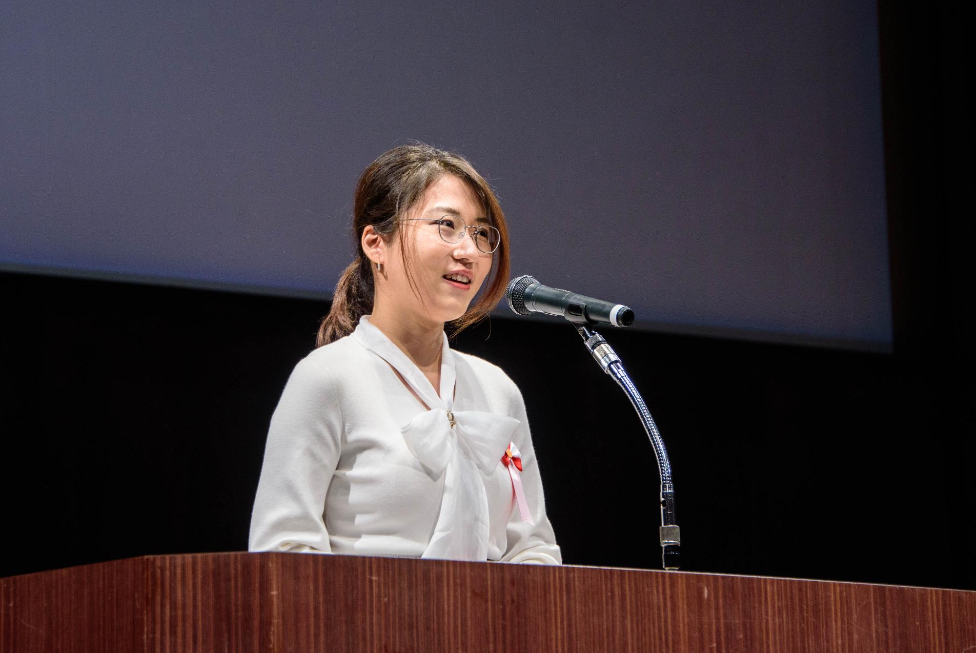 唐さんのスピーチ中の様子