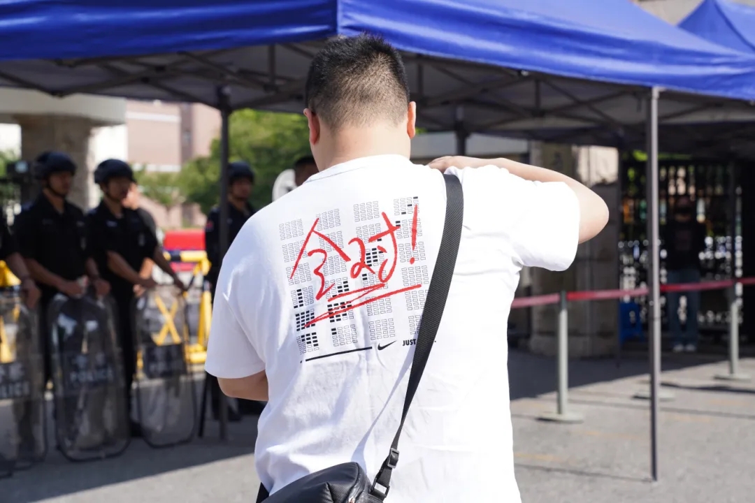 特製Tシャツを着ている男性