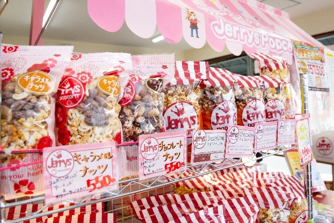 ポップコーンが並ぶ店頭の様子