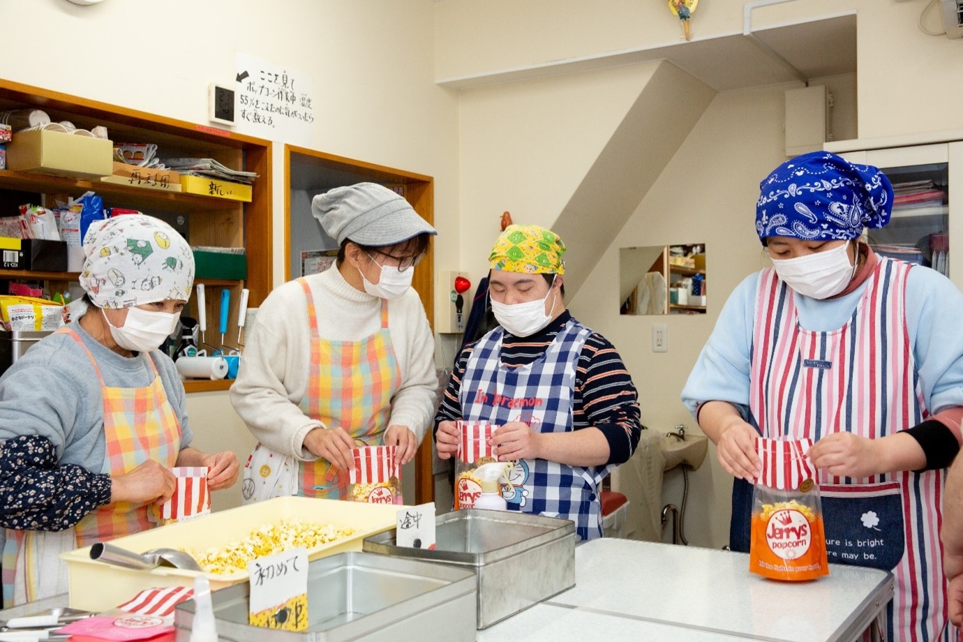 みんなで作業をする様子