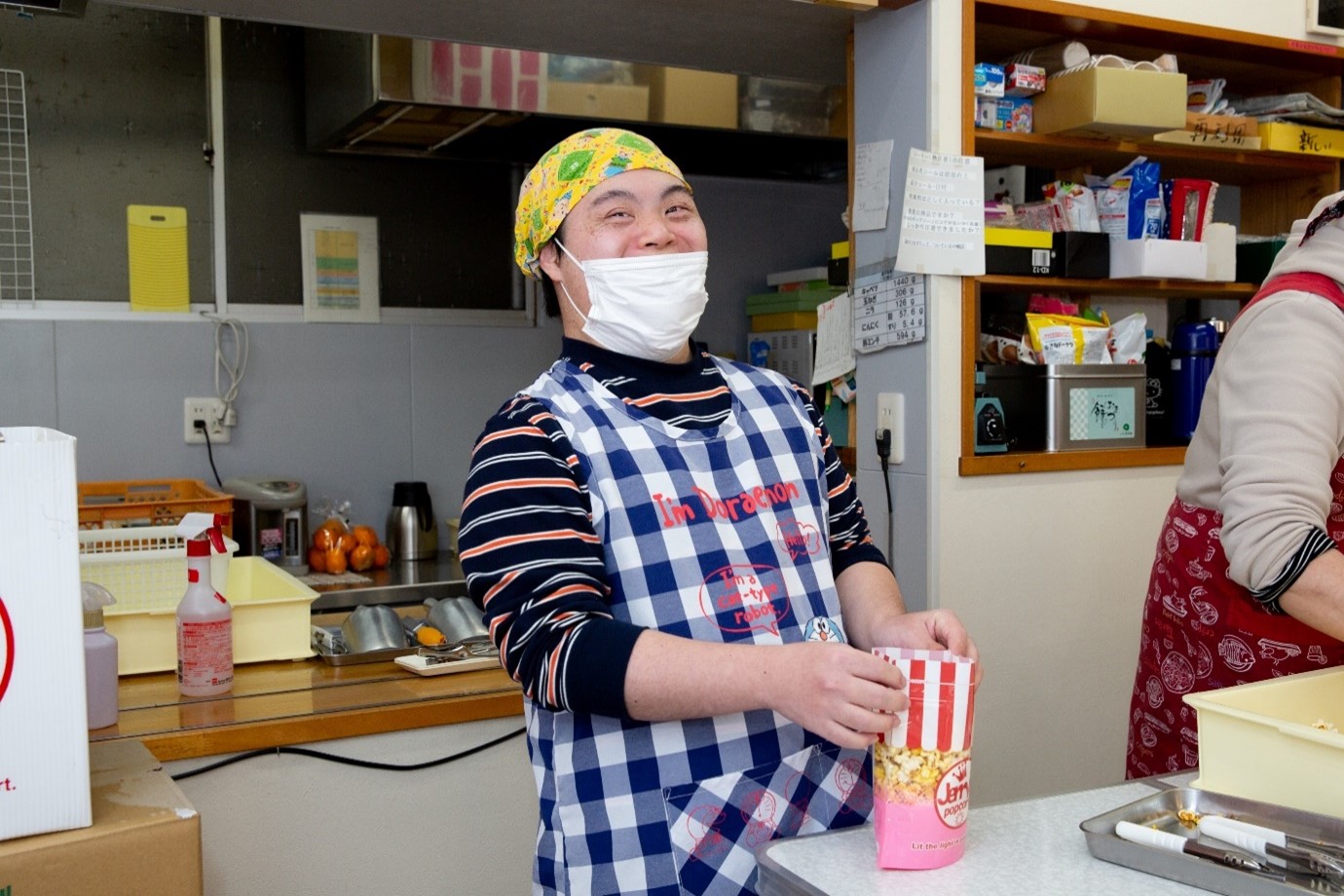 笑顔を見せながら作業をするスタッフの方