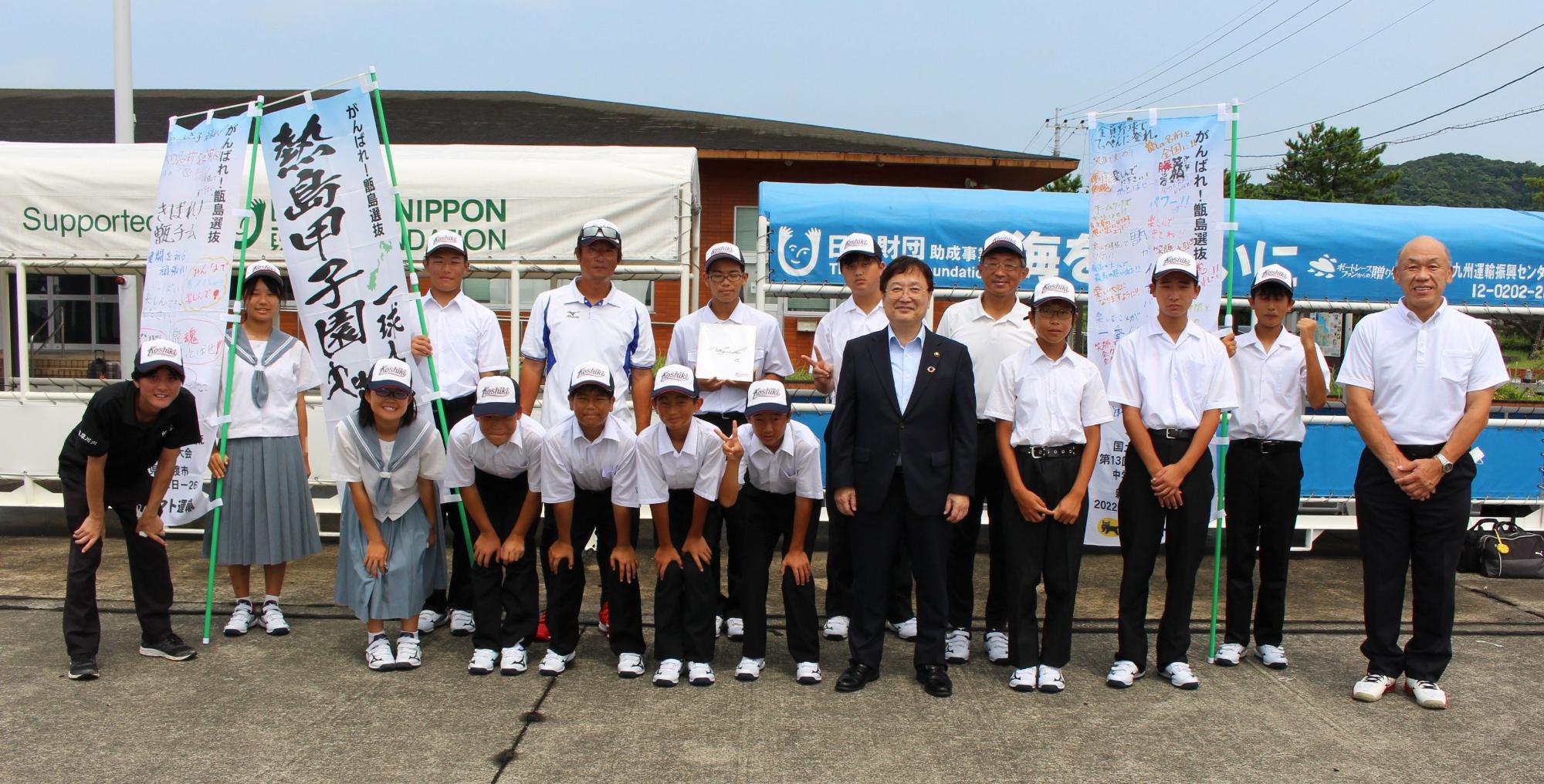 中学生たちと田中市長の集合写真