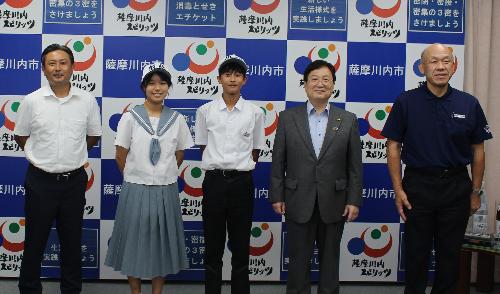 中学生とスーツを着た男性たちの写真