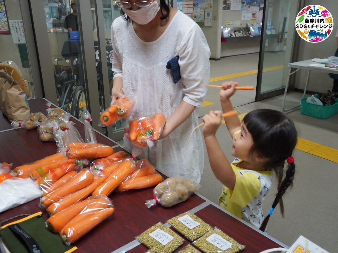ママとお子さんが買い物をしている様子