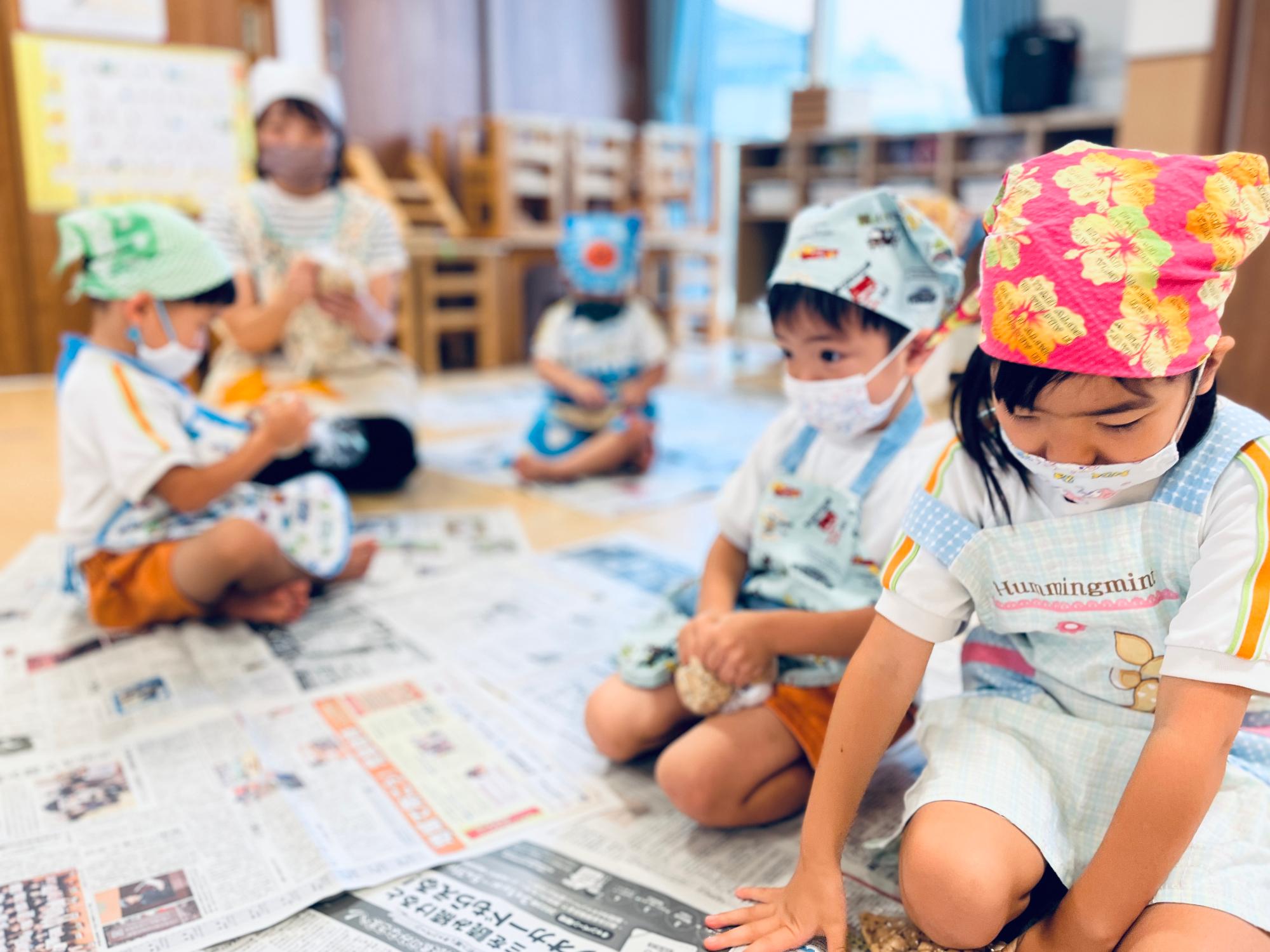 みんなで作業をする園児
