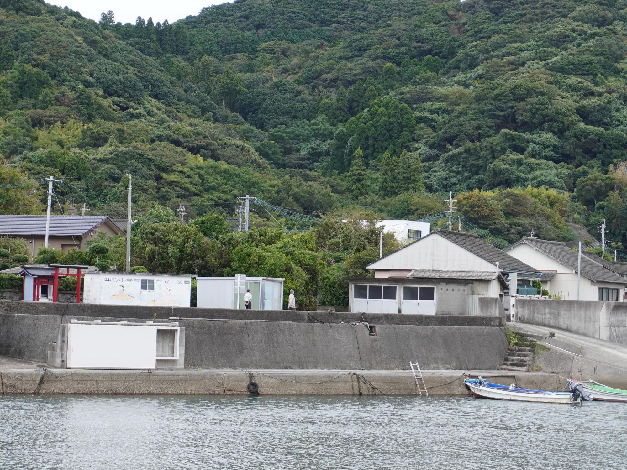 静かな入り江に立ち並ぶ民家