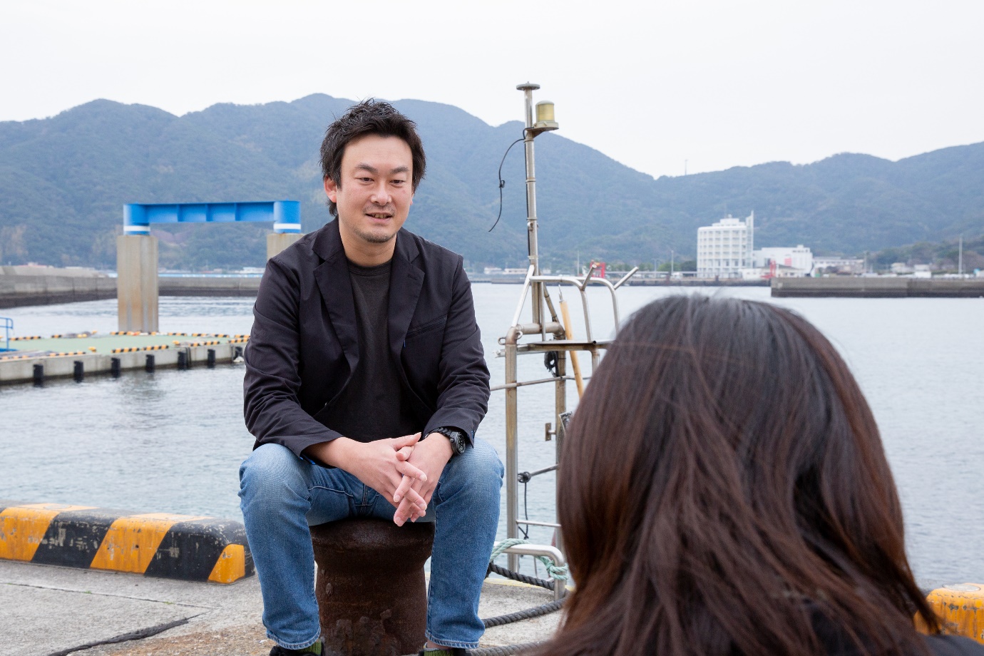 インタビューを受ける伊原さん