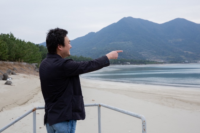 白い砂浜と玉砂利がとても美しい「西の浜海岸」にて移住当初の思い出を語ってくれた伊原さん