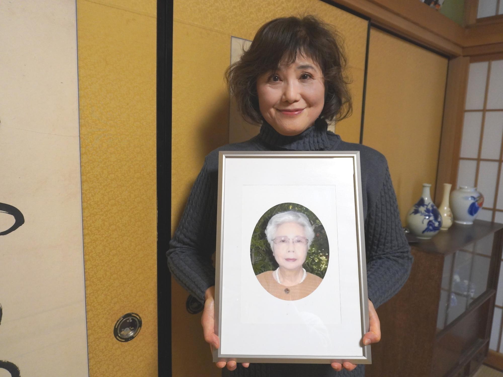 入来院 貞子さんの遺影と久子さん