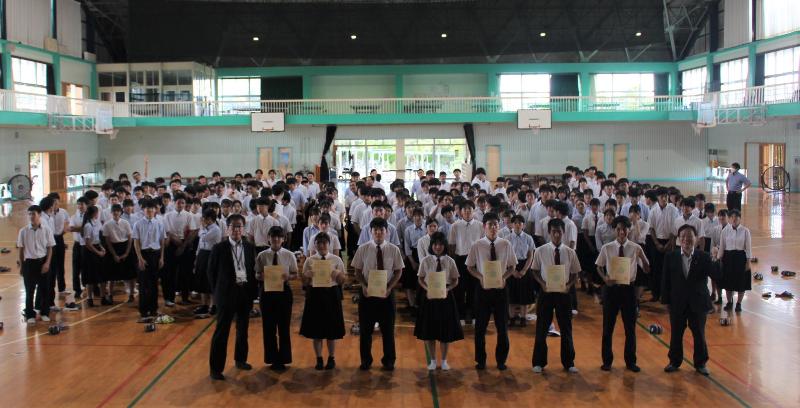 令和6年度みらいアドバイザー委嘱状交付式集合写真(川内高等学校1年生)