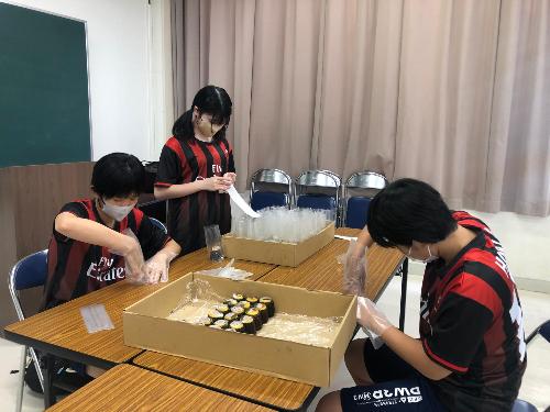 れいめい高等学校におけるスイーツ販売の準備の様子