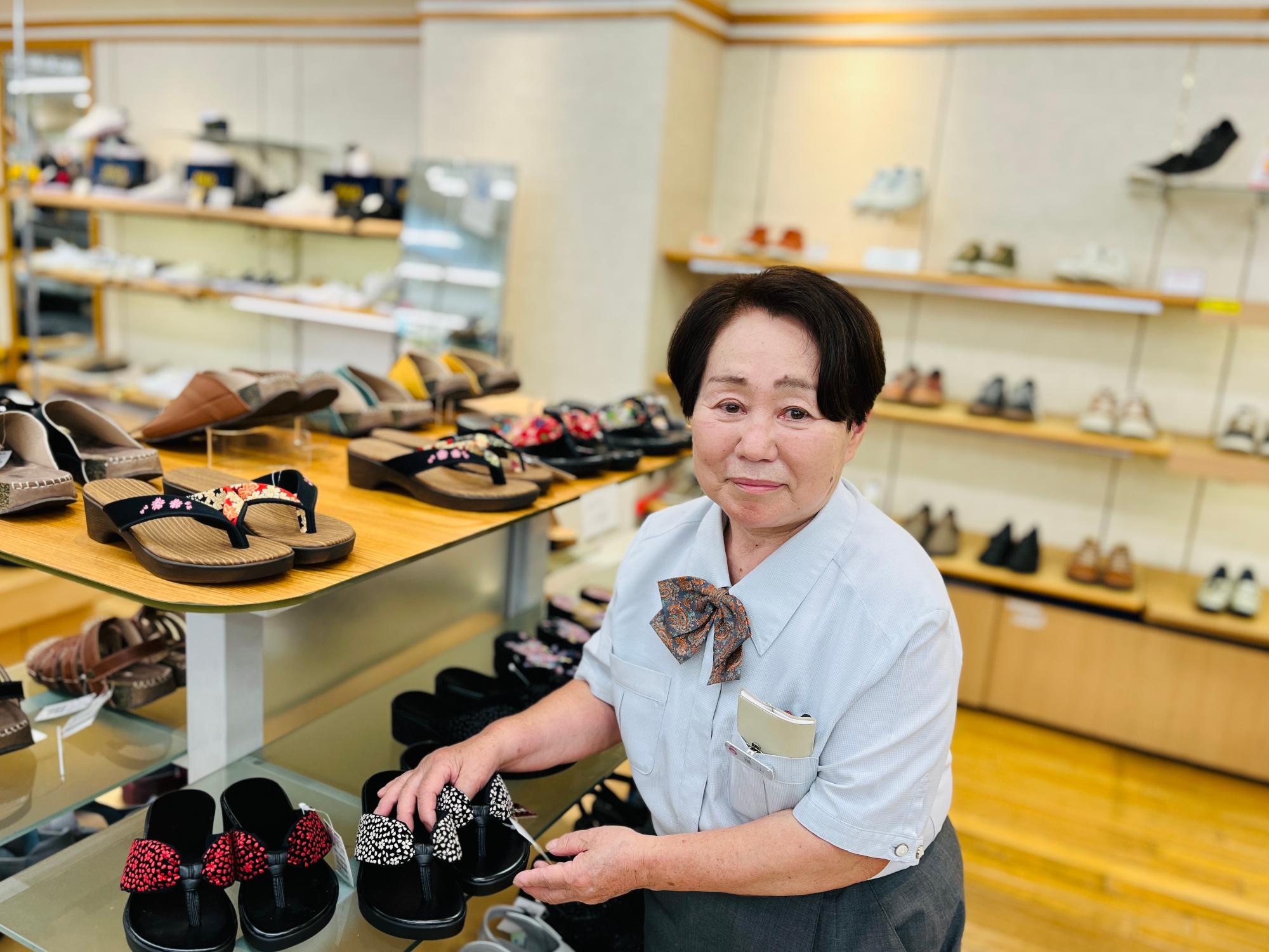 売り場で笑顔を見せる福山さん3