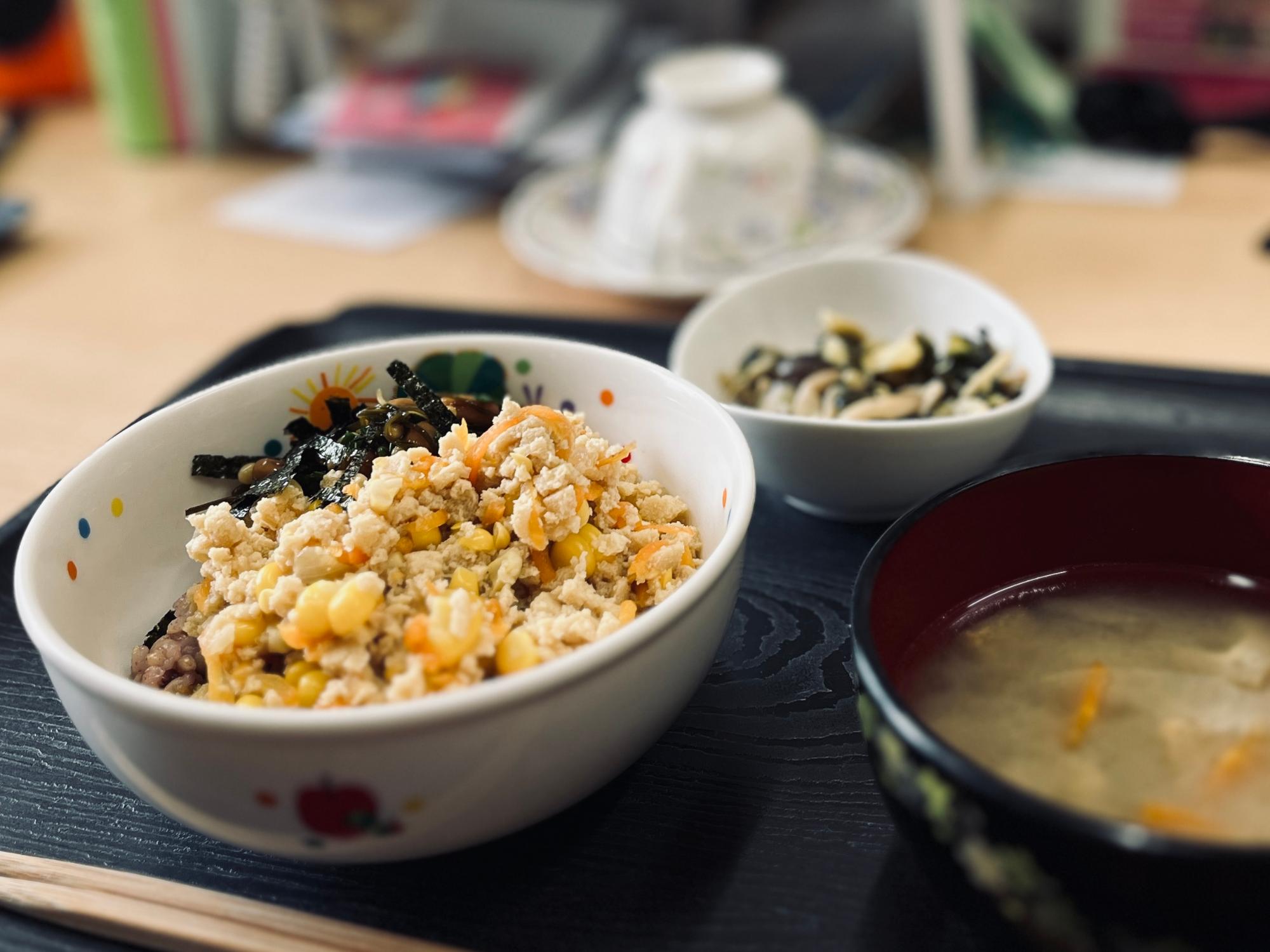給食の高野豆腐の味噌そぼろ丼
