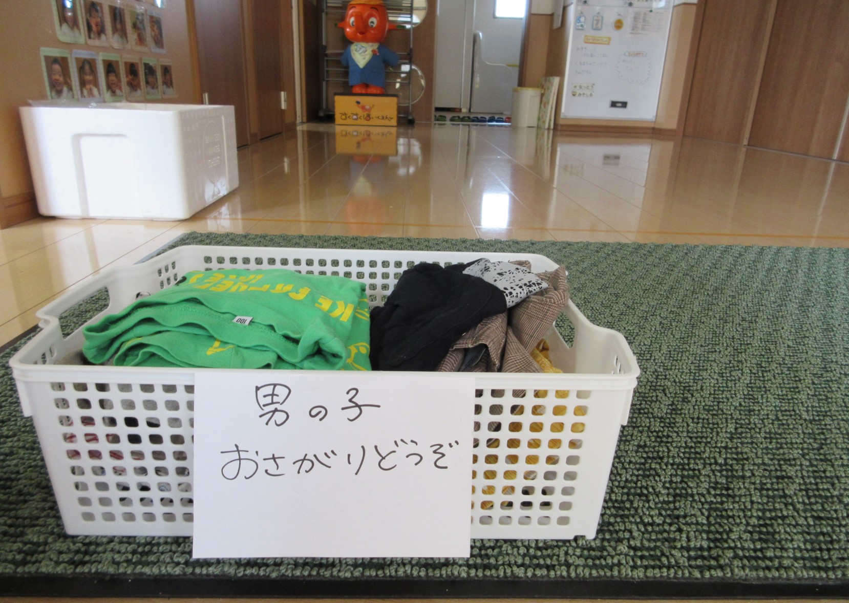 すくすく保育園おさがりの提供の様子