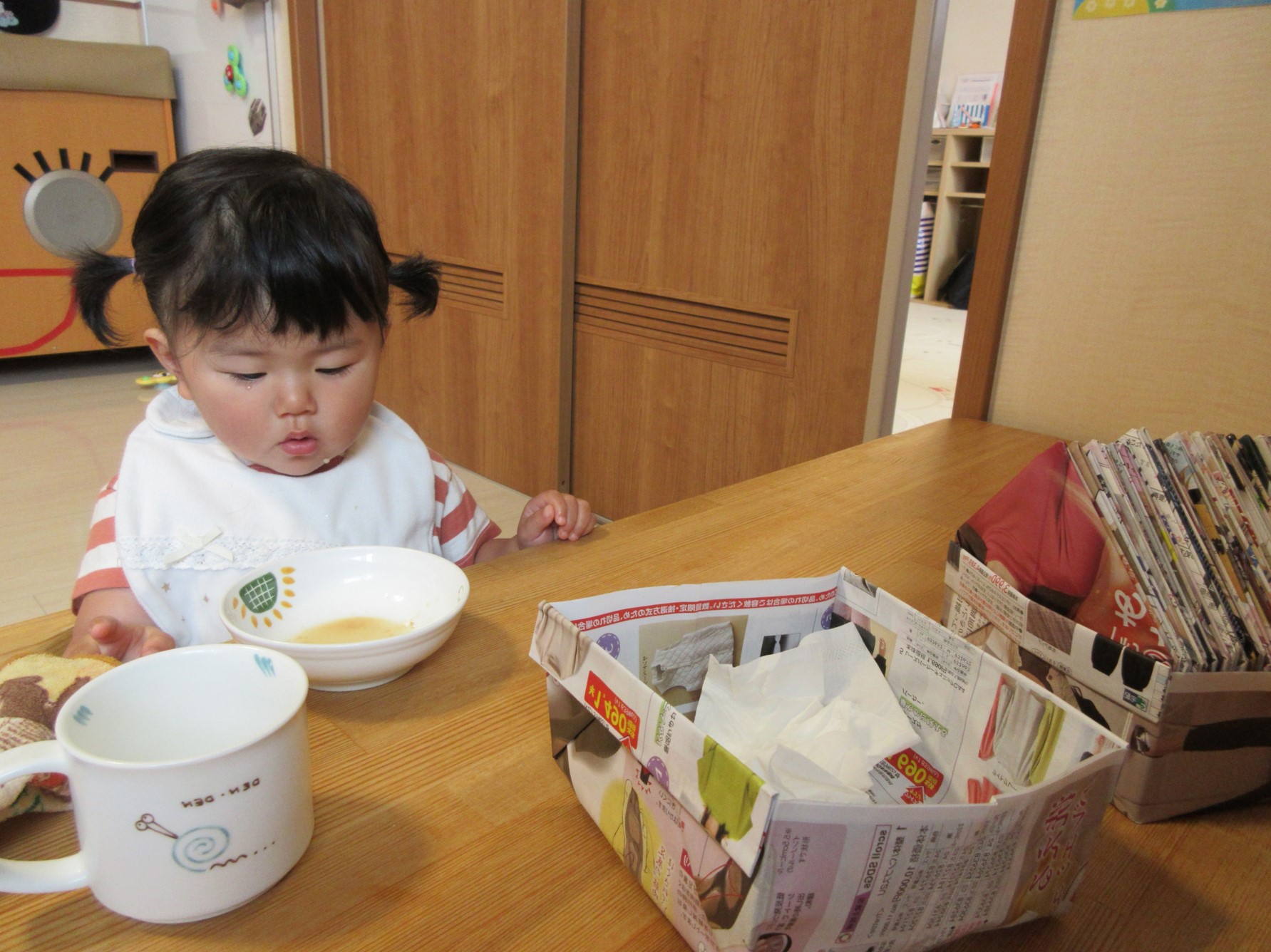 すくすく保育園地域の方に作っていただいた広告チラシの卓上ゴミ箱を活用している様子