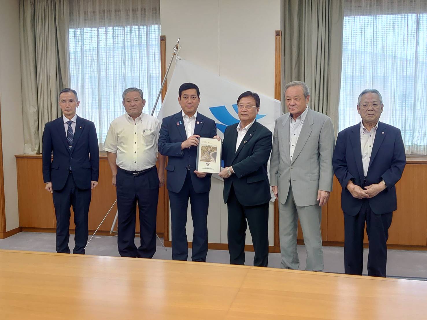鹿児島県塩田知事(左から3人目)