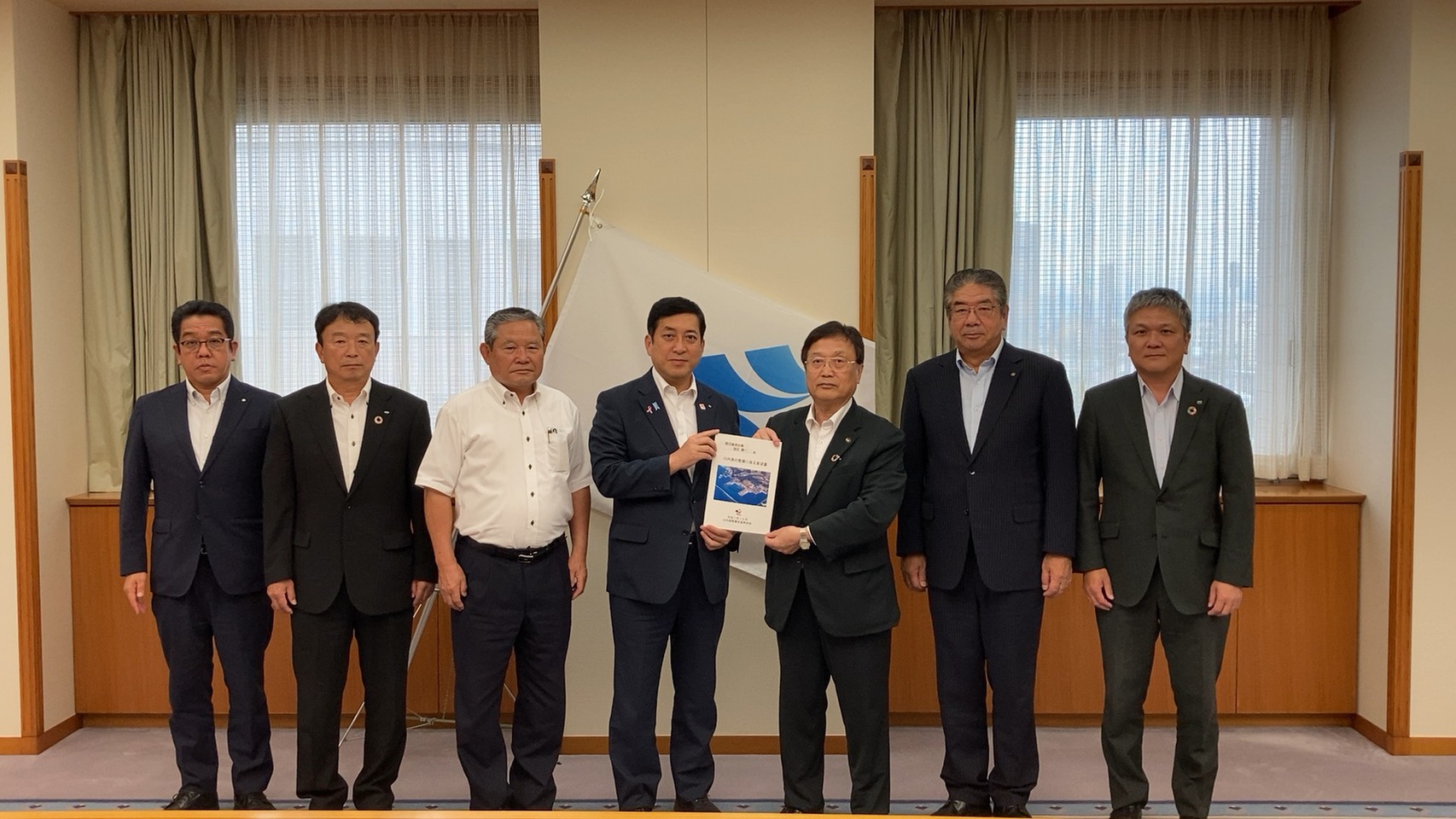 鹿児島県塩田知事(左から4人目)