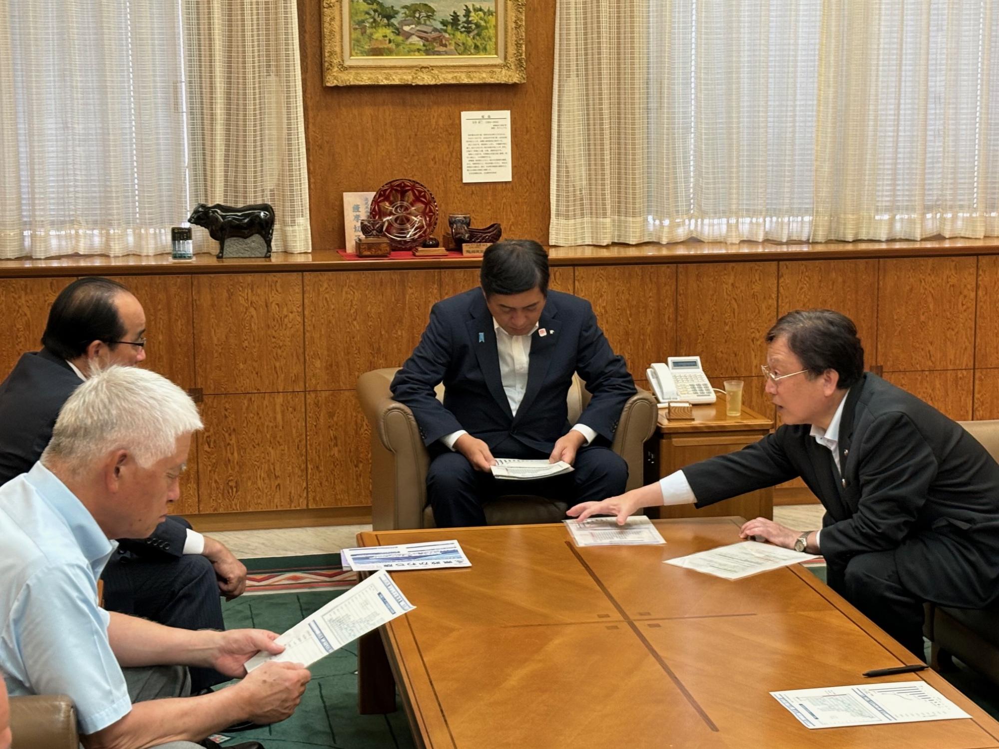 説明を行う田中良二薩摩川内市長(写真右)